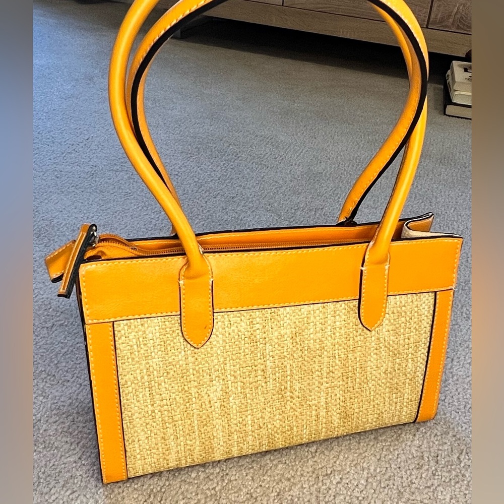 Spring/Summer medium purse. Orange and rattan. 2 handles. Zipper closure. - Picture 4 of 9